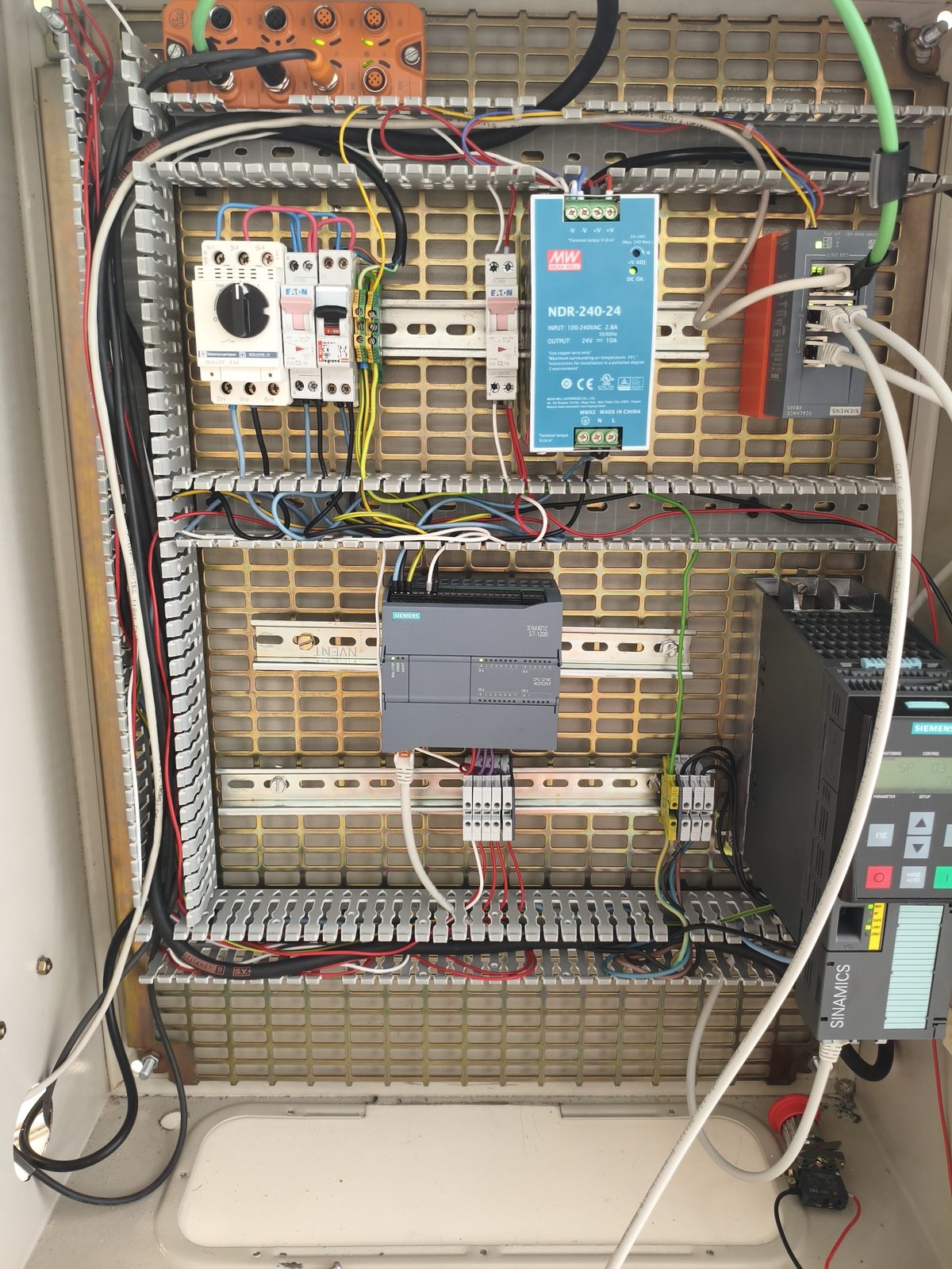 Intérieur de l'armoire électrique : automate Siemens, switch SCALANCE, alimentation et câblage sur rail DIN